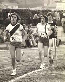 Adelaide Meireles (nº 42) na prova de 1500 metros. Atrás Isilda Eduardo.