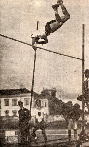 Um salto � vara de Francisco Duarte, �recordman� de Portugal no Est�dio do Lima.