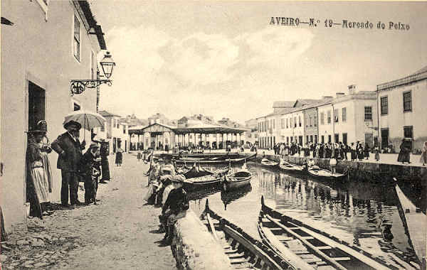 N.� 19 - Aveiro Mercado do peixe - Editores MOREIRA & TORRES, Aveiro - SD - Dimens�es 13,7x8,8 cm. - Col.  FMSarmento.