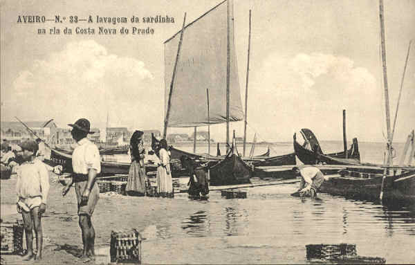N.� 33 - AVEIRO A lavagem da sardinha na ria da Costa Nova do Prado - Editores MOREIRA & TORRES, Aveiro - SD - Dimens�es 13,7x8,7 cm. - Col.  FMSarmento.