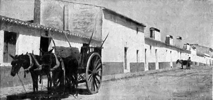 A rua de Juromenha, em Oliven�a, a hist�rica vila que se encontra cativa h� quase 150 anos. Clicar para ampliar.