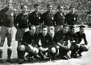 Selec��o portuguesa contra o Pa�s de Gales, com Patalino como avan�ado-centro.