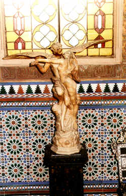 FOTO 4 - Escultura em mármore e lambrins corda-seca.