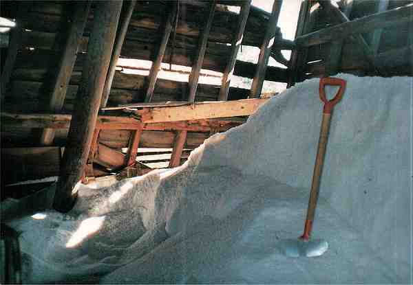 N.� 11 - Aveiro - Neve salgada. Palheiros de S. Roque - Foto de Severina Brites - Est�dio Adriano Pires - Edi��o da Livr. Estante, Aveiro - Dimens�es: 15x10,5 cm. - S/D - Col. HJCO.