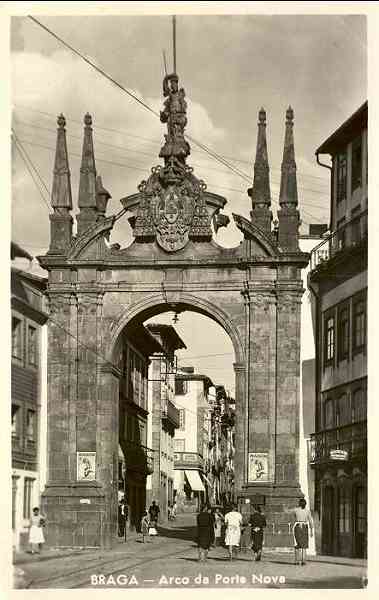 S/N - Braga-Arco da Porta Nova - Sem indica��o do editor - S/D - Dimens�es: 8,9x14 cm. - Col. F�tima B�ia (1959).