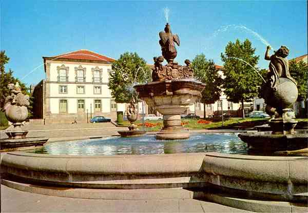 N� 114/485 - BRAGA: Chafariz e Pra�a do Munic�pio - Edi��o G�TICA Porto Rua N. S. de F�tima 298 tel. 66347 -S/D - Dimens�es: 14,7x10,3 cm. - Col. Gra�a Maia