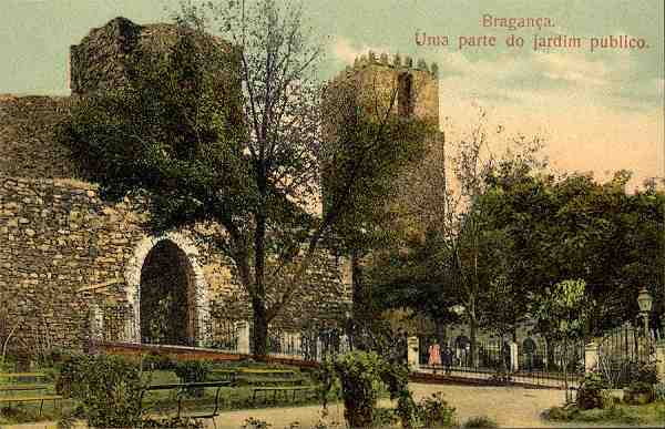 S/N - Bragan�a-Uma parte da Fortaleza - Edi��o de Adriano Rodrigues, Bragan�a - S/D - Dimens�es: 13,7x8,7 cm. - Col. Aur�lio Dinis Marta.