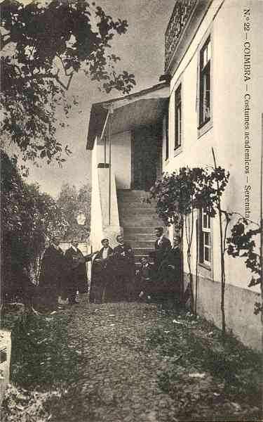 N.� 22 - Coimbra: costumes acad�micos - serenata - Edi��o da Havaneza Central, R. Visconde da Luz, 2 a 6 Coimbra - S/D - Dimens�es: 8,7x13,89 cm. - Col. Aur�lio Dinis Marta.