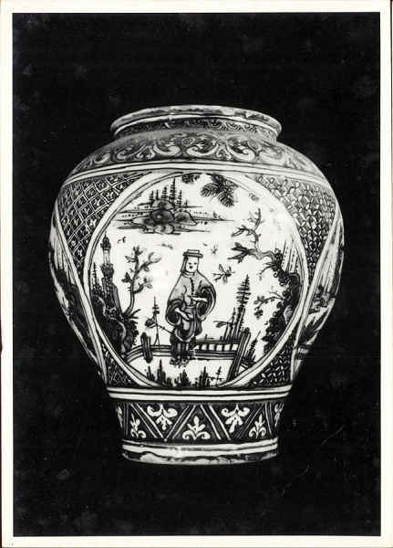 N.� 9 - Boi�o. Faian�a.  s�c. XVII - Ed. do Museu Nacional de Machado de Castro - SD - Dim. 14,7x10,6 cm. - Col. Gra�a Maia