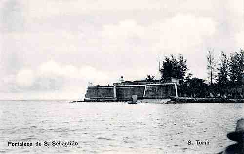 S/N - S. Tom� - Fortaleza de S. Sebasti�o - Editor Governo de S. Tom� e Pr�ncipe, 1928  - Dimens�es: 13,7x8,8 cm. - Col. Miguel Chaby (Farol situado na Ba�a de Ana Chaves)