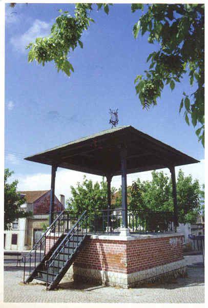 N� 8 - Lisboa. Olivais. Coreto da Pra�a da Viscondessa - Edi��o Olivais Shoping Center e Junta de Freguesia de St� Maria dos Olivais, Pelouro da Cultura - Ano 2000 - Dim. 16x10,8 cm - Col. A. Monge da Silva