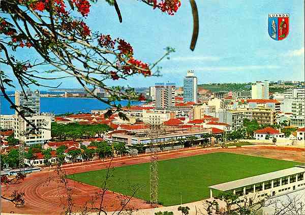 N.� 16 - LUANDA Est�dio Municipal Coqueiros - Edi��o Estrela C. P. 5352, Luanda - S/D - Dimens�es: 14,8x10,5 cm. - Col. Manuel B�ia (1970)