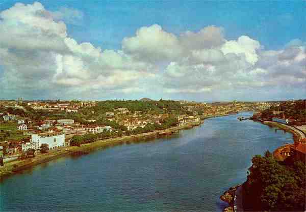 N.� 13 - PORTO (Portugal): Um trecho do rio Douro e vista parcial - Edi��o LIFER, Porto - Fotografia da FISA - S/D - Dimens�es: 14,7x10,2 cm. - Col. F�tima B�ia.