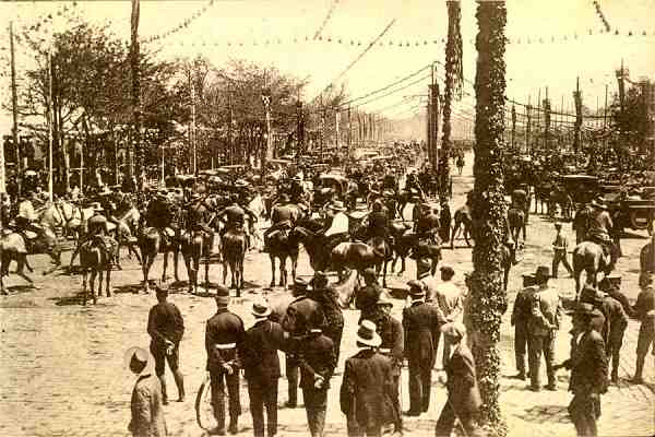 S/N - Sevilla: Paseo de Coches en la Feria - Edi��o J. B. G. 1929 - Dimens�es: 13,7x9,1 cm. - Col. F�tima B�ia. 