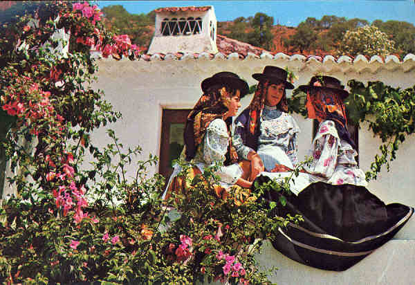 N.� 156/A - ALGARVE PORTUGAL. Raparigas com trajes t�picos - Edi��o Centro de Caridade "Nossa Senhora do Perp�tuo Socorro", PORTO - S/D - Dimens�es: 14,9x10,1 cm. - Col. F�tima B�ia.