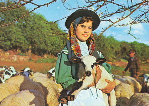 N.� 165 - ALGARVE PORTUGAL. Rapariga com traje t�pico - Edi��o Centro de Caridade "Nossa Senhora do Perp�tuo Socorro", PORTO - S/D - Dimens�es: 14,9x10,1 cm. - Col. F�tima B�ia.