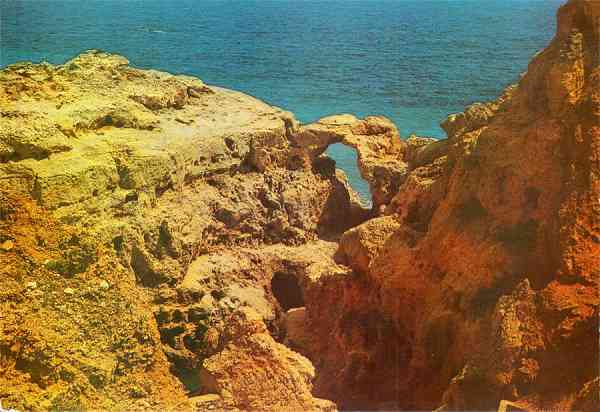 N.� 1057 - ALGARVE-Portugal Algar Seco (Grutas) - Edi��o C�MER, Trav. do Alecrim, 1 Tel. 328775 Lisboa - S/D - Dimens�es: 15x10,4 cm. - Col. HJCO (Circulado em 1973).