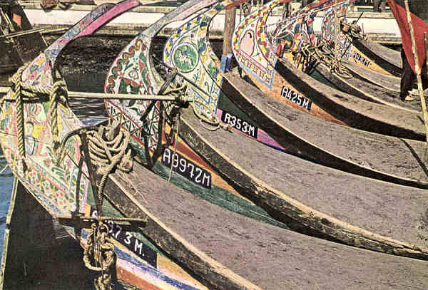 S�rie 69 - N.� 10 - Aveiro (Portugal) Proas de moliceiros - Edi��o da Comiss�o Municipal de Turismo de Aveiro - S/D - Dimens�es: 14,9x10,1 cm. - Col. Gra�a Maia.