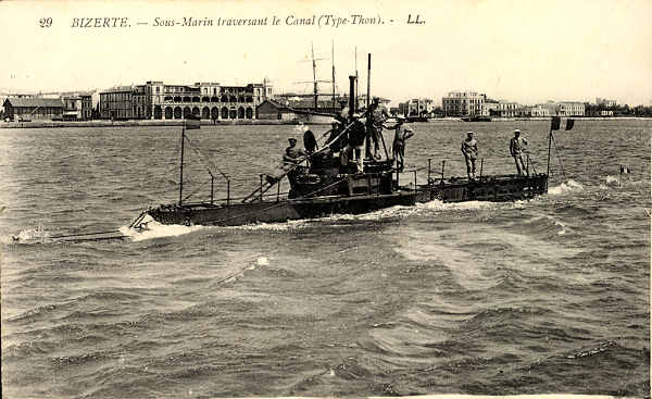 N� 29_BIZERTE. Sous-marin traversant le Canal (Type Thon) - Ed anonima - circulado em 11-7-1922 - Dim. 86X139 mm - Col. Enio Semedo