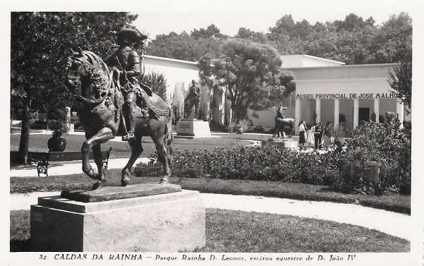 N.� 32 - Portugal Caldas da Rainha Parque Rainha D. Leonor, est�tua equestre D. Jo�o IV - Editor Passaporte Loty (Editado em 1951) - Dimens�es: 9x14 cm. - Col. Miguel Chaby