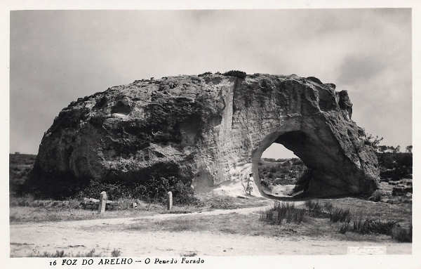 N.� 16 - Portugal-Caldas da Rainha-Foz do Arelho O Penedo furado - Editor Passaporte Loty (Editado em 1951) - Dimens�es: 9x14 cm. - Col. Miguel Chaby