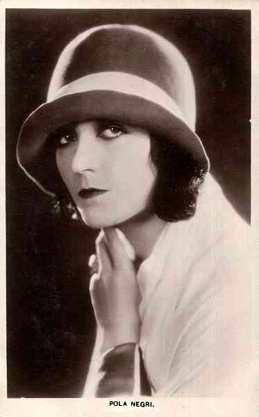 N.� 124b - Pola Negri - "Picturegoer" Series, 88, Long Acre, London - S/D - Dimens�es: 8,8x14 cm. - Col. Carneiro da Silva (D�cada de 1930 - Filme: Hotel Imperial)