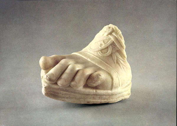 N.� 36 - MUSEU MONOGR�FICO DE CON�MBRIGA. M�rmore. P� votivo (?) - Fot�grafo DELFIM FERREIRA - SD - Dim. 14,6x10,5 cm. - Col. F�tima B�ia.