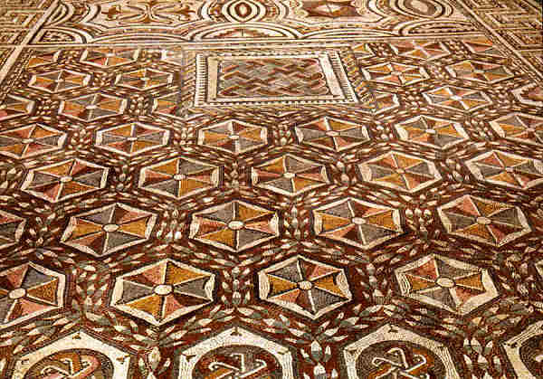 N.� 63 - MUSEU MONOGR�FICO DE CON�MBRIGA. Casa das su�sticas. Pormenor de mosaico. S�c. 3 d. C. - Fot�grafo DELFIM FERREIRA - Impressores EDARTE, Porto - SD - Dim. 14,6x10,5 cm. - Col. F�tima B�ia.