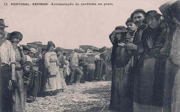 N� 11 - Portugal. Espinho - Arremata��o da sardinha na praia - Editor n�o indicado - Dim. 14x9 cm - Col. M. Chaby.