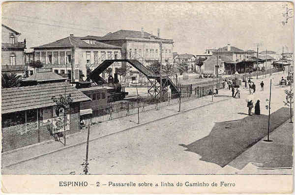 N� 2 - ESPINHO - Passarelle sobre a linha do Caminho de Ferro - Edi��o da Tabacaria Rodrigues, Porto - SD - Dim. 9,3x14 cm. - Col. Jaime da Silva (Circulado em 1920).