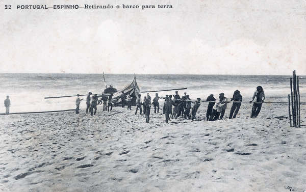 N� 22 - Portugal. Espinho. Retirando o barco para terra - Editor n�o identificado - Dim. 140x90 mm - Col. M. Chaby.