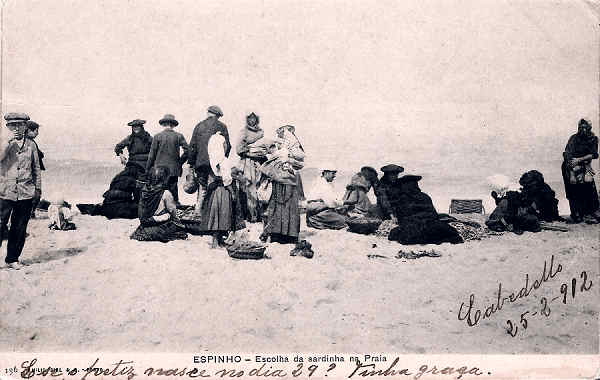 N� 136 - Portugal. Espinho. Escolha da Sardinha na Praia - Editor Emilio Biel - Dim 14x9 cm. - Col. M. Chaby