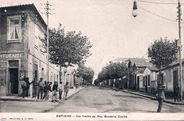 N� 111 - Portugal. Espinho - Um trecho da Rua Bandeira Coelho - Editor Emilio Biel - SD - Dim. 14x9 cm. - Col. M. Chaby