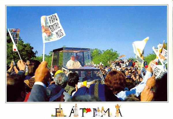 N.� FAM-AM740 - F�TIMA Peregrinos no Santu�rio da Virgem de F�tima - Edi��o JAMP-Edi��es Tur�sticas, Ld� Tel. 213620714 Fax: 214143196 Fotografia Jos� Barea - S/D - Dimens�es: 16x11 cm. - Col. Manuel e F�tima B�ia.