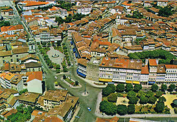 N.� 533 - GUIMAR�ES - PORTUGAL  Largo do Toural - Ed. Centro de Caridade "N.� Sr.� do Perp�tuo Socorro" - PORTO Foto a�rea Est�dios Tavares da Fonseca - SD - Dim. 14,6x10,1 cm - Col. Manuel B�ia (1969)