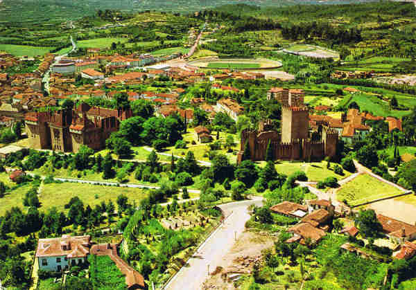 N.� 912 - GUIMAR�ES (Minho-Portugal) Vista A�rea. Pa�o dos Duques e o Castelo - Colec��o A. Passaporte �LOTY� - TEL. 52850-LISBOA C.L.ESTUDIOS TAVARES DA FONSECA - SD - Dim. 15x10,5 cm - Col. F�tima B�ia (1985)