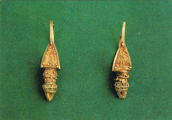 N.� 8 - Guimar�es - Portugal Museu Martins Sarmento - Arrecadas de Ouro (S�c. III-I a.C.) (Cit�nia de Briteiros) (Tamanho natural) - Ed. da SOCIEDADE MARTINS SARMENTO Foto F. Guimar�es Lito. Nacional-Porto - SD - Dim. 14,9x10,5 cm - Col. F�tima B�ia (1985)