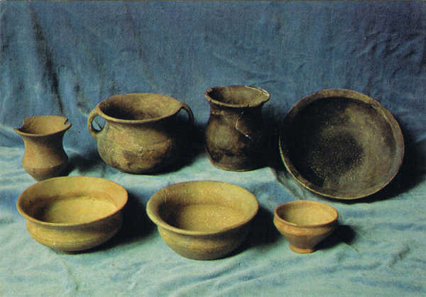 N.� 9 - Guimar�es - Portugal Museu Martins Sarmento - Cer�mica Luso-Romana da Cit�nia de Briteiros - Ed. da SOCIEDADE MARTINS SARMENTO Foto F. Guimar�es Lito. Nacional-Porto - SD - Dim. 15x10,5 cm - Col. F�tima B�ia (1985)