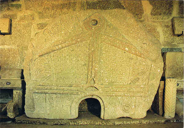 N.� 10 - Guimar�es - Portugal  Museu Martins Sarmento - Pedra Formosa (Cit�nia de Briteiros) - Ed. da SOCIEDADE MARTINS SARMENTO Foto F. Guimar�es Lito. Nacional-Porto - SD - Dim. 14,9x10,5 cm - Col. F�tima B�ia (1985)