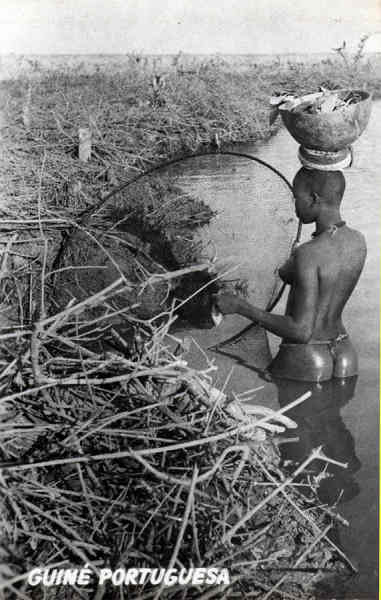 N.� 4 - A Pescadora Papel BIOMBO - Ed. CASA MENDES - BISSAU - Dim. 14x9cm - Col. Joaquim Jos� Martins Mendes (1973)