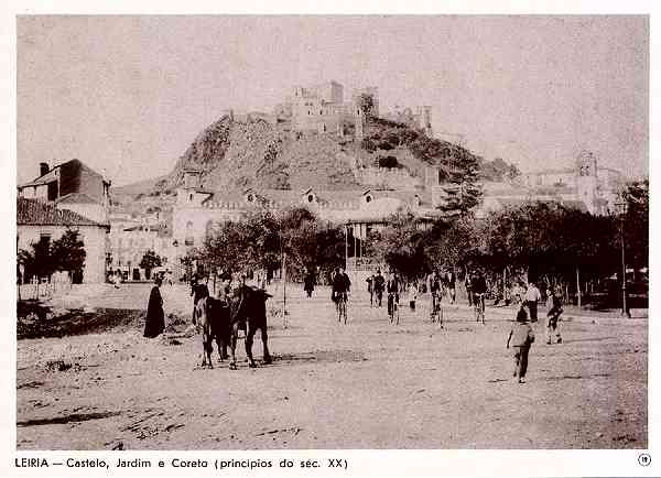 N.� 19 - LEIRIA-Castelo, Jardim e Coreto (princ�pios do s�c XX - Editor: Comiss�o Cultural das Obras Sociais do Pessoal da C�mara Municipal de Leiria - S/D - Dimens�es: 14x10 cm. - Col. R. Gaspar.