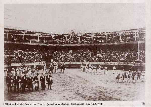 N.� 23 - LEIRIA-Extinta Pra�a de touros (corrida � Antiga Portuguesa em 14-6-1914) - Editor Comiss�o Cultural das Obras Sociais do Pessoal da C. M. Leiria - Dimens�es: 15x10 cm. - Col. R. Gaspar.