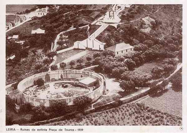 N.� 14 - LEIRIA-Ru�nas da Extinta Pra�a de touros em 1939 - Edi��o da Comiss�o Cultural das Obras Sociais do Pessoal da C. M. Leiria - Dimens�es: 15x11 cm. - Col. R. Gaspar.