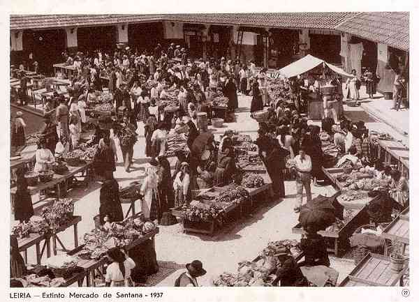 N.� 22 - LEIRIA-Extinto mercado de Santana 1937 - Editor Comiss�o Cultural das Obras Sociais do Pessoal da C. M. Leiria - Dimens�es: 15x11 cm. - Col. R. Gaspar.