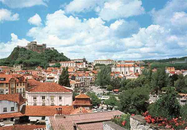 N.� 260 - LEIRIA-Portugal Vista geral e Castelo - Edi��o Arte e Turismo, Apartado 7, F�tima - S/D - Dimens�es: 15x10 cm. Col. R. Gaspar.