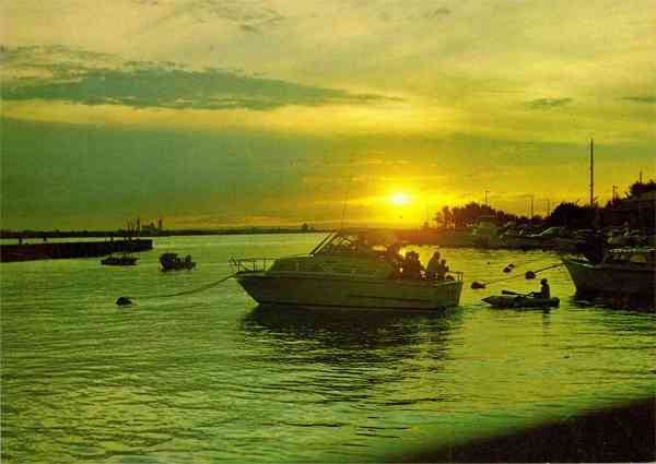 N.� L2 - LOUREN�O MARQUES Doca do Clube de Pesca Desportiva - Edi��o da Casa Bayly, Louren�o Marques - S/D - Dimens�es: 14,8x10,6 cm. - Col. Manuel B�ia (1970).