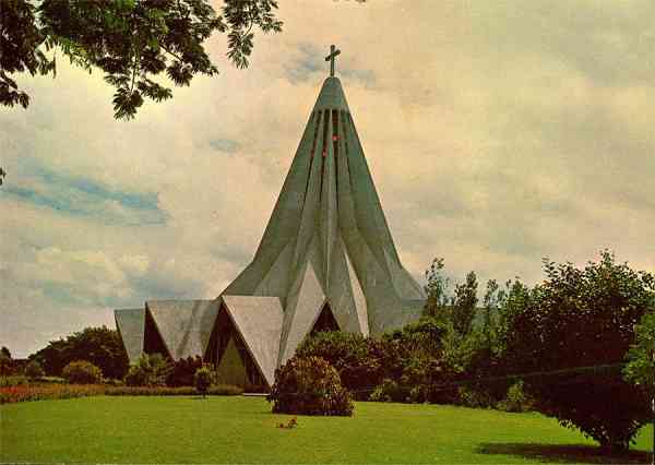 N.� L5 - LOUREN�O MARQUES Igreja Santo Ant�nio da Polana - Edi��o da Casa Bayly, Louren�o Marques - S/D - Dimens�es: 14,9x10,6 cm. - Col. Manuel B�ia (1970).