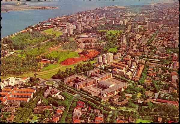 N.� 4 - LOUREN�O MARQUES Vista a�rea obtida da Polana para a Baixa, vendo-se o Museu, Pra�a das Descobertas, Liceu Salazar e Hotel Cardoso em primeiro plano - Edi��o exclusiva para FOCARTE L�o Marques, Mo�ambique-Portugal Diapositivo a cores de Vasco Campos 52251-C - S/D - Dimens�es: 14,8x10,2 cm. - Col. Manuel B�ia (1970).