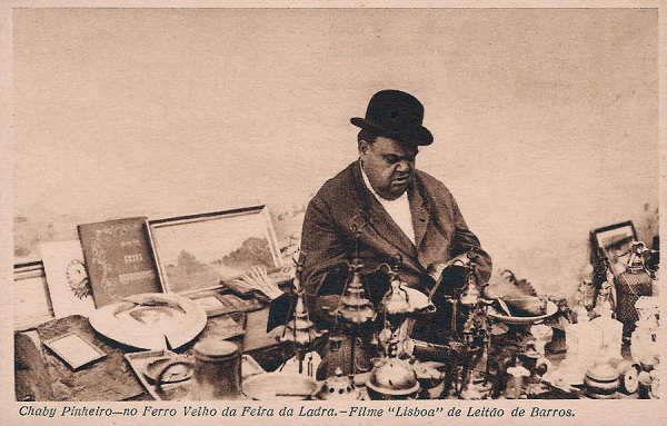 S/N - Chaby Pinheiro no Ferro Velho da Feira da Ladra. Filme "Lisboa" de Leit�o de Barros - Editor Ocogravura, Ld� - S/D - Dimens�es: 14x9 cm. - Col. Miguel Chaby