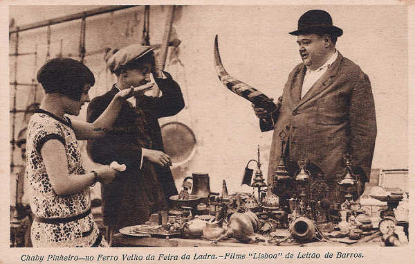 S/N - Chaby Pinheiro no Ferro Velho da Feira da Ladra. Filme "Lisboa" de Leit�o de Barros - Editor Ocogravura, Ld� - S/D - Dimens�es: 14x9 cm. - Col. Miguel Chaby